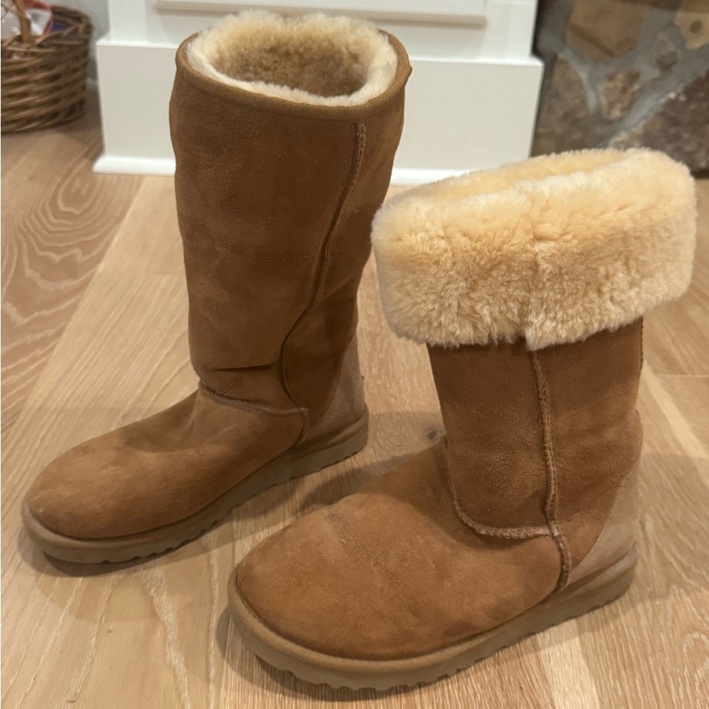 Uggs | Cozy Tan Shearling Boots